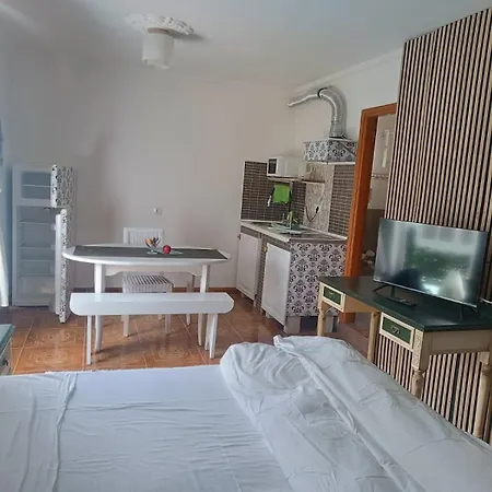 Solo Adultos, Tuneras Venkovský dům *